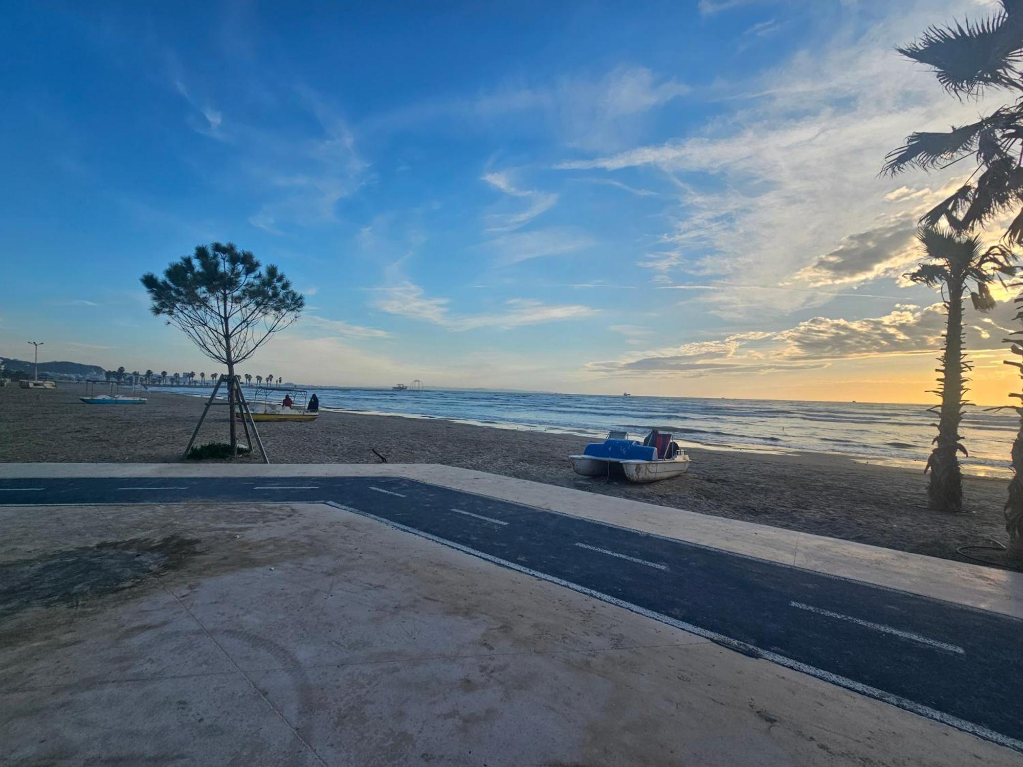 Bral Apartment 5 - Beachfront Durres Bagian luar foto